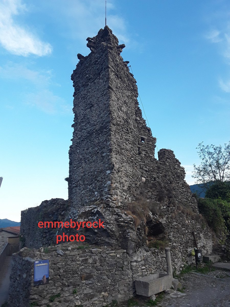 emmebyrock's tweet photo. Viaggiando in #Liguria siamo nell'antico Borgo di #Triora e questo quanto resta dell'antico #Castello eretto dalla #RepubblicadiGenova a dominio e difesa della zona. Photo #emmebyrock https://t.co/CjAa1KFInd