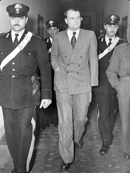 ANPIRomaPosti's tweet photo. Il #9agosto 1944, nel corso di un rastrellamento a #SanRossore (#PI), elementi della #SSReichsführer,
comandati da #WalterReder massacrarono tutte le donne e i bambini delle famiglie #Scudeller e #Davini.Nel 1985 l'esecutivo #Craxi rilasciò #Reder che morì libero nel 1991. https://t.co/KvHSQiBNwd
