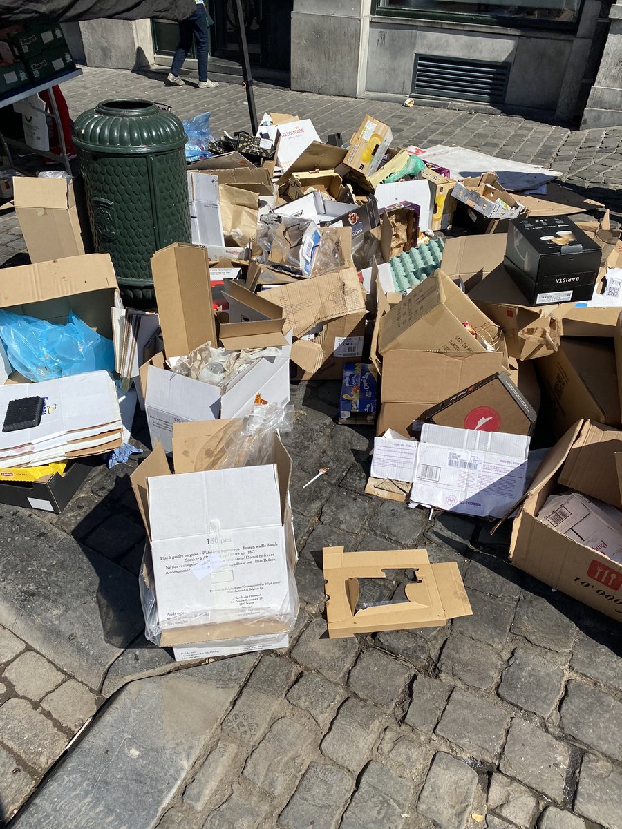 tomgeeroms's tweet photo. Zondagmiddag, 12u, op de grasmarkt, het historische hart van onze hoofdstad: een regelrechte schande! #netheid #bxlnotmabelle #dirtybrussels @PhilippeClose @StadBrussel @BartDhondt @ElsAmpe @BiancaDebaets @AnsPersoons https://t.co/3DPGbWlSRv
