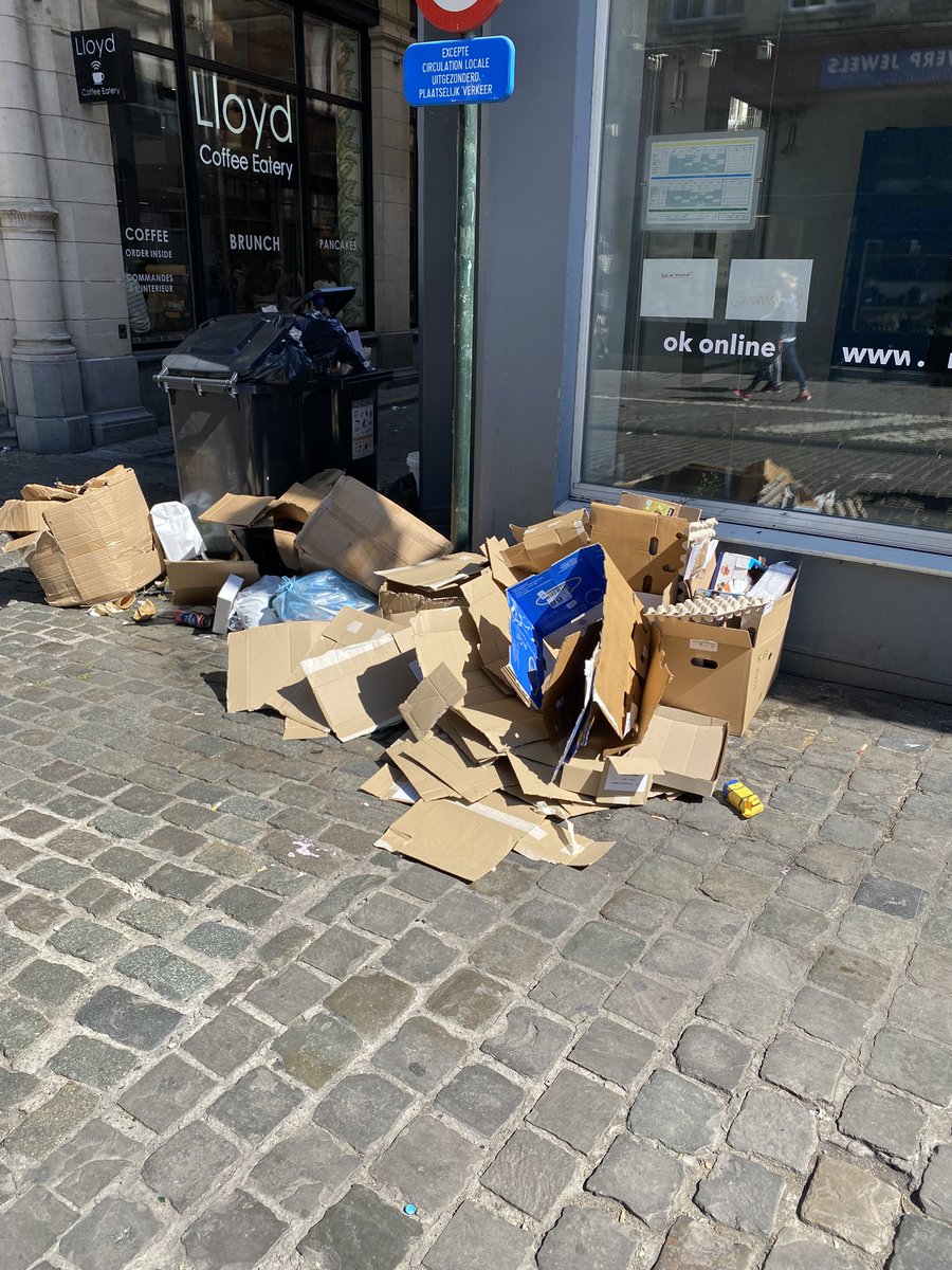 tomgeeroms's tweet photo. Zondagmiddag, 12u, op de grasmarkt, het historische hart van onze hoofdstad: een regelrechte schande! #netheid #bxlnotmabelle #dirtybrussels @PhilippeClose @StadBrussel @BartDhondt @ElsAmpe @BiancaDebaets @AnsPersoons https://t.co/3DPGbWlSRv