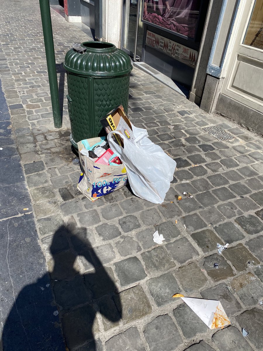 tomgeeroms's tweet photo. Zondagmiddag, 12u, op de grasmarkt, het historische hart van onze hoofdstad: een regelrechte schande! #netheid #bxlnotmabelle #dirtybrussels @PhilippeClose @StadBrussel @BartDhondt @ElsAmpe @BiancaDebaets @AnsPersoons https://t.co/3DPGbWlSRv