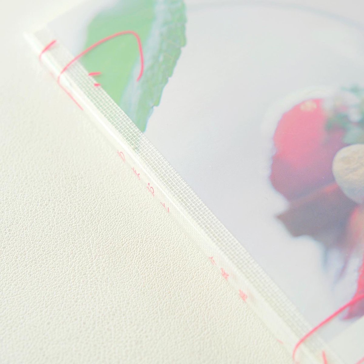 Jun_Imajo's tweet image. 写真集『雨音』　
⁡
8月9日(火)からの写真展『slow scent』にて先行発売します。
⁡
包装紙のような質感の紙で袋とじデザインにしたソフトカバーの写真集になります。ビニール素材のカバーやしおりなどもこだわりました。

⁡是非ご覧下さい。

⁡