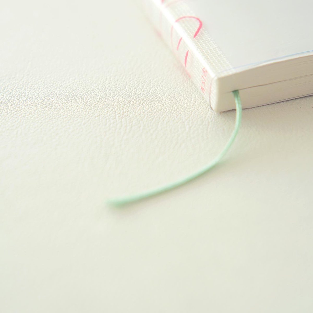 Jun_Imajo's tweet image. 写真集『雨音』　
⁡
8月9日(火)からの写真展『slow scent』にて先行発売します。
⁡
包装紙のような質感の紙で袋とじデザインにしたソフトカバーの写真集になります。ビニール素材のカバーやしおりなどもこだわりました。

⁡是非ご覧下さい。

⁡