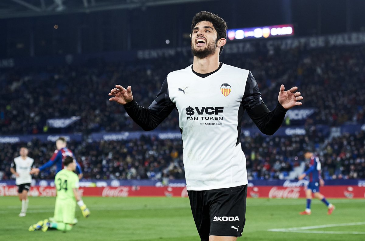 FabrizioRomano's tweet photo. More on Gonçalo Guedes. Arsenal are not interested, never been in the race. Wolves official proposal, worth way more than €30m with add-ons included. 🟠🇵🇹 #transfers

Valencia are prepared to accept and complete clubs agreement, waiting to get it done on player side. https://t.co/pGrHe4f6jg