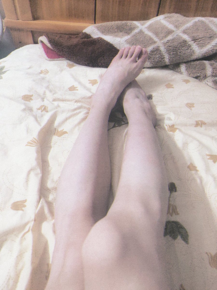 sanniangya's tweet photo. 好久没拍裸足了，唔 肌肉小狗乖乖跪舔吧
#sm #女王姐姐 #反差 #找m #s #男奴
#反差奴 #骚狗 #女王 #女主 #贱狗 #网调奴  #网调 #上贡 #肌肉控  #肌肉奴  #肌肉 #曝光 #曝光奴 #胁迫奴 #ATM奴 #贡奴  #报销奴 #贱货 #足控 #美足 #美腿 #腿控 #脚下奴  #直男 https://t.co/hRVfFwv58d