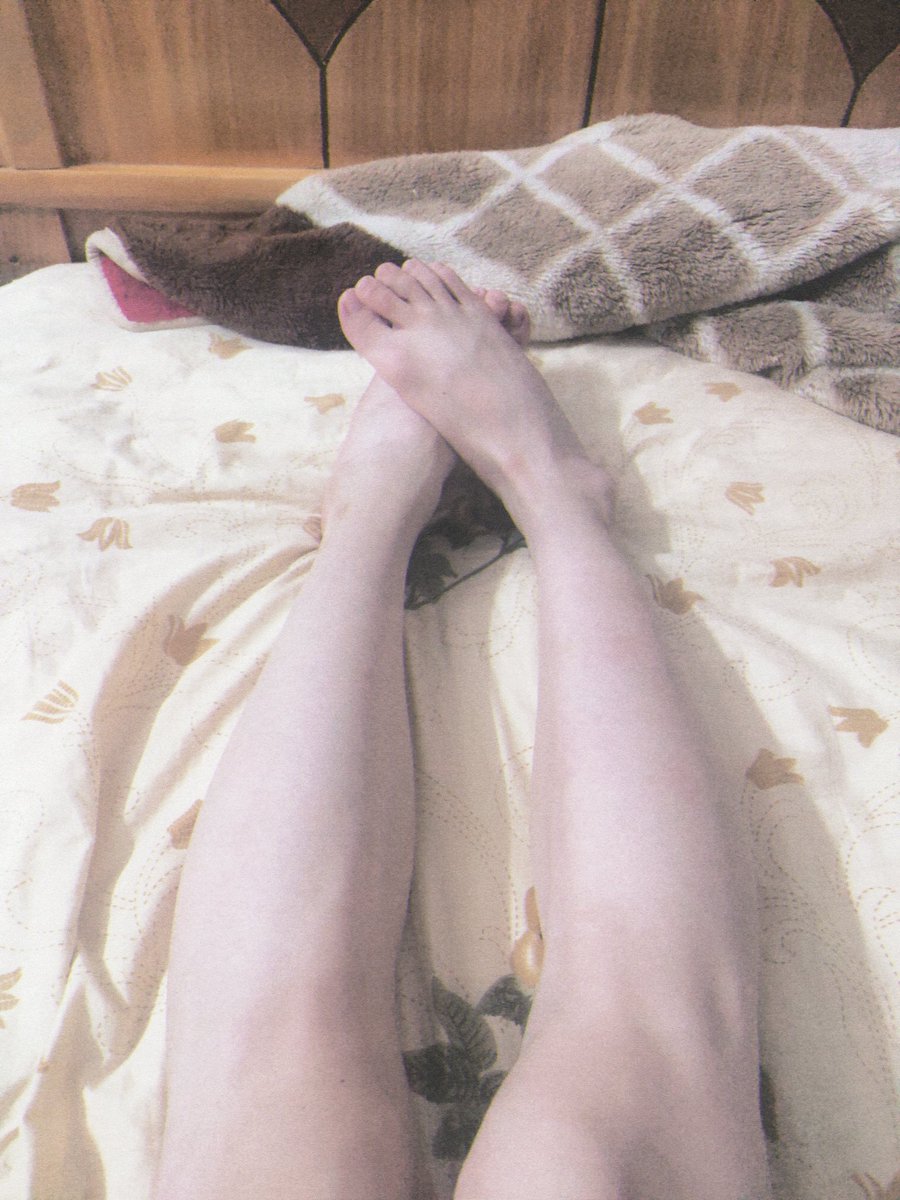 sanniangya's tweet photo. 好久没拍裸足了，唔 肌肉小狗乖乖跪舔吧
#sm #女王姐姐 #反差 #找m #s #男奴
#反差奴 #骚狗 #女王 #女主 #贱狗 #网调奴  #网调 #上贡 #肌肉控  #肌肉奴  #肌肉 #曝光 #曝光奴 #胁迫奴 #ATM奴 #贡奴  #报销奴 #贱货 #足控 #美足 #美腿 #腿控 #脚下奴  #直男 https://t.co/hRVfFwv58d