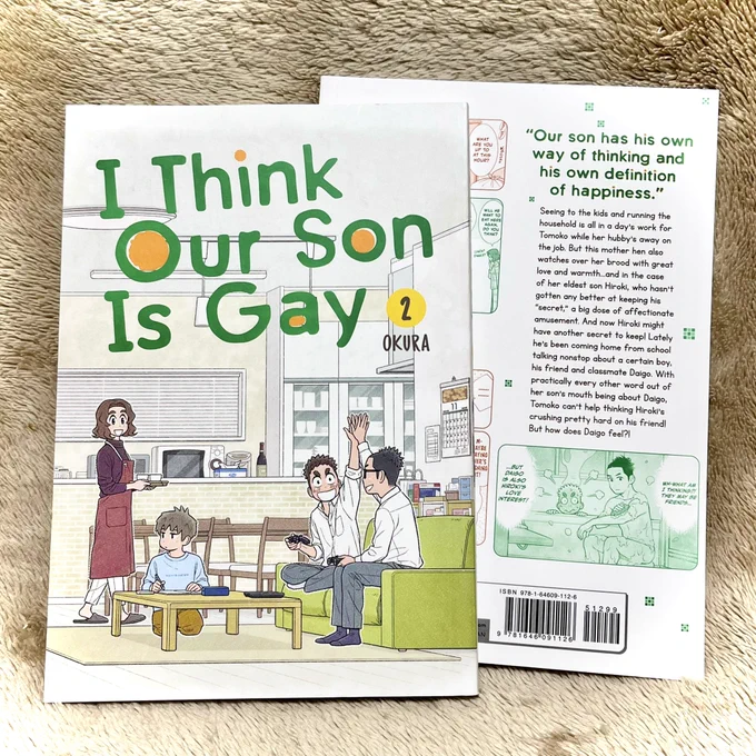 「うちの息子はたぶんゲイ」の英語版、「I Think Our Son Is Gay」のコミックス2巻が届きました!描き文字だけでなく、ノートの文字から背景の看板まで本当に細かいところまで訳してくださってて、毎回感動します!(一体どうやってるの…?!)見比べるの楽しいですよ!#うちの息子はたぶんゲイ 