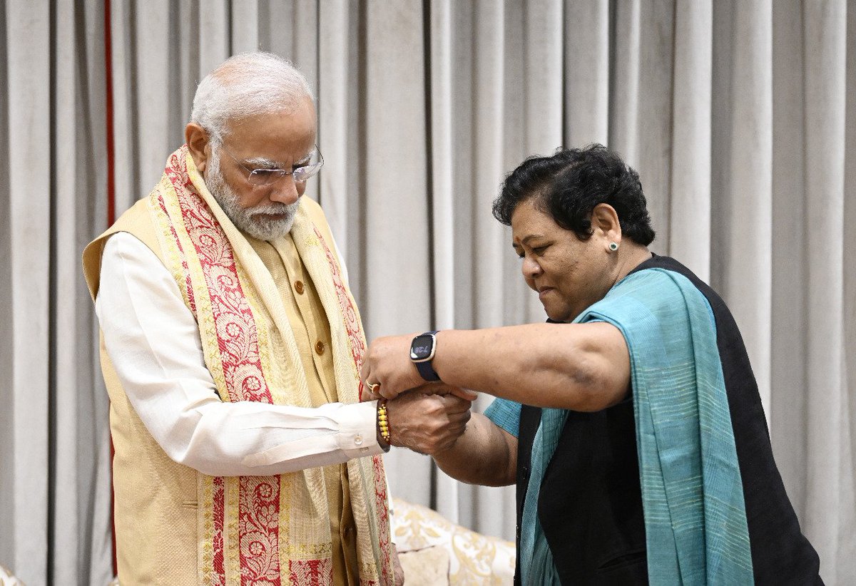 राज्यपाल सुश्री अनुसुईया उइके ने प्रधानमंत्री श्री नरेन्द्र मोदी जी से नई दिल्ली प्रवास के दौरान सौजन्य भेंट की। राज्यपाल ने भाई-बहन के स्नेह के पर्व रक्षा बंधन की अग्रिम बधाई देते हुए प्रदेश की सभी बहनों की ओर से प्रधानमंत्री जी के कलाई पर राखी बांधी एवं शुभकामनाएं दी। 1/4