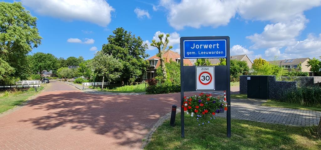 Martin1960's tweet photo. Nu God is verdwenen uit #Jorwerd, durf ik er wel weer eens een kijkje te nemen. Ik dacht eerst dat Hij Zijn pet vergeten had, doch die blijkt niet aan Hem toe te behoren, noch aan Geert #Mak, maar aan de dichter #Slauerhoff... 😎🚴♂️☀️ https://t.co/2nn6zm9kpC