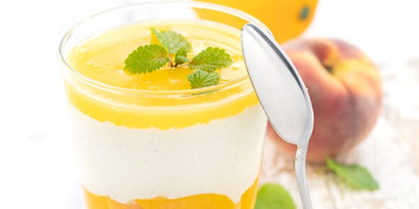 herzelieb's tweet photo. Da ist es - das Lieblings-Sommer-Dessert meiner Familie.

Schnell zubereitet und mit Joghurt, Maracuja, Pfirsich und Sahne lässt es die Sonne beim Löffeln aufgehen. Das Rezept gibt es auf meinem Foodblog: https://t.co/MF2LAsexGD

#herzelieb #rezept #dessert #fruchtig https://t.co/1bT8yV6Kik