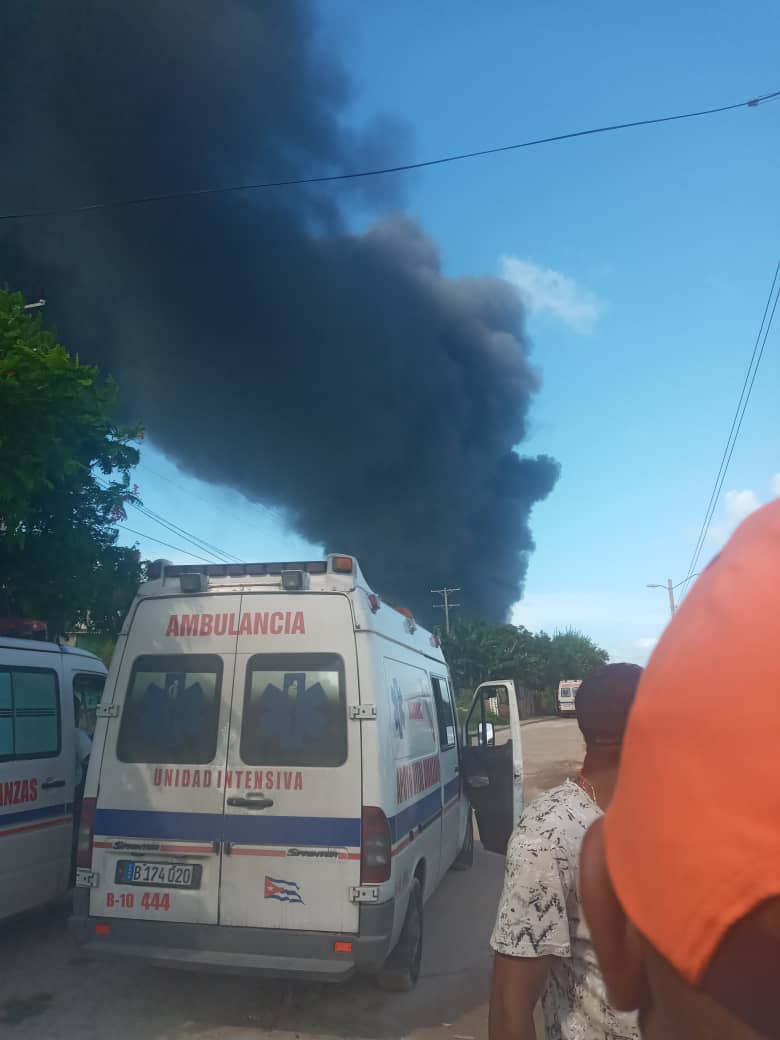 DMSaludMatanzas's tweet photo. En posición combativa para brindar nuestros servicios en el incendio en la Base de Supertanqueros #Matanzas compartimos con  las tripulaciones del SIUM de otros municipios que se encuentran apoyándonos. Valor y entrega de nuestros profesionales.
#FuerzaMatanzas
@WongCorrales https://t.co/qHduQddCMa