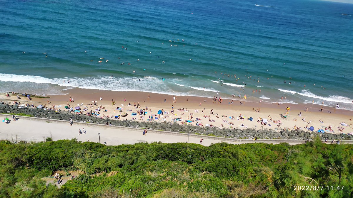 piconlemovice's tweet image. Avant la construction de la digue Sud de #cotedesbasques il n'y avait pas de plage à marée haute, ce n'est plus le cas maintenant. #Biarritz volontaire ou pas ? @Ville2Biarritz