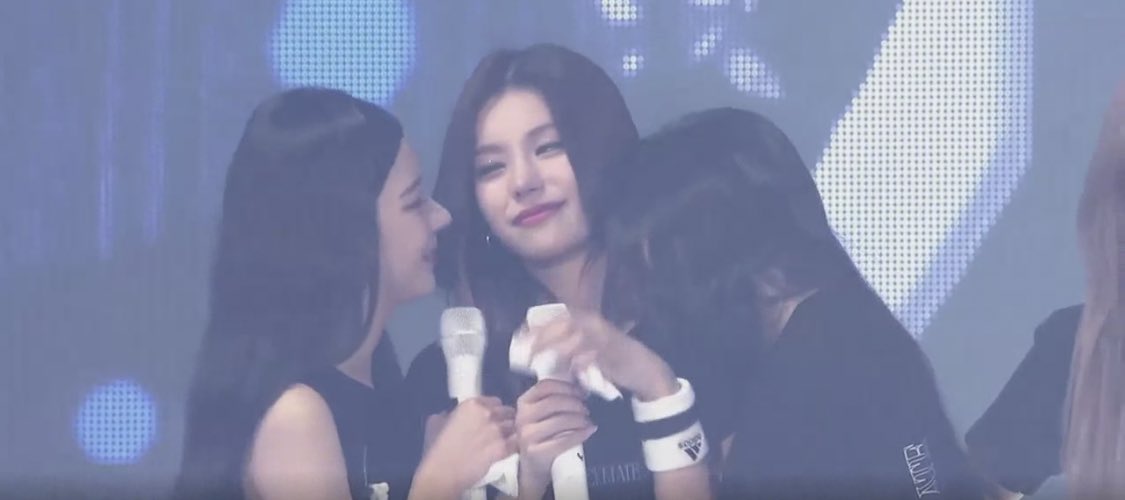 itztimi_'s tweet photo. ryujin and lia went to yeji and hugged her when she cried 😭💗 https://t.co/au0NpmHbnL
