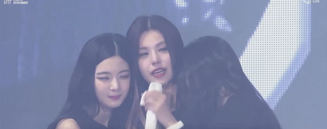 itztimi_'s tweet photo. ryujin and lia went to yeji and hugged her when she cried 😭💗 https://t.co/au0NpmHbnL