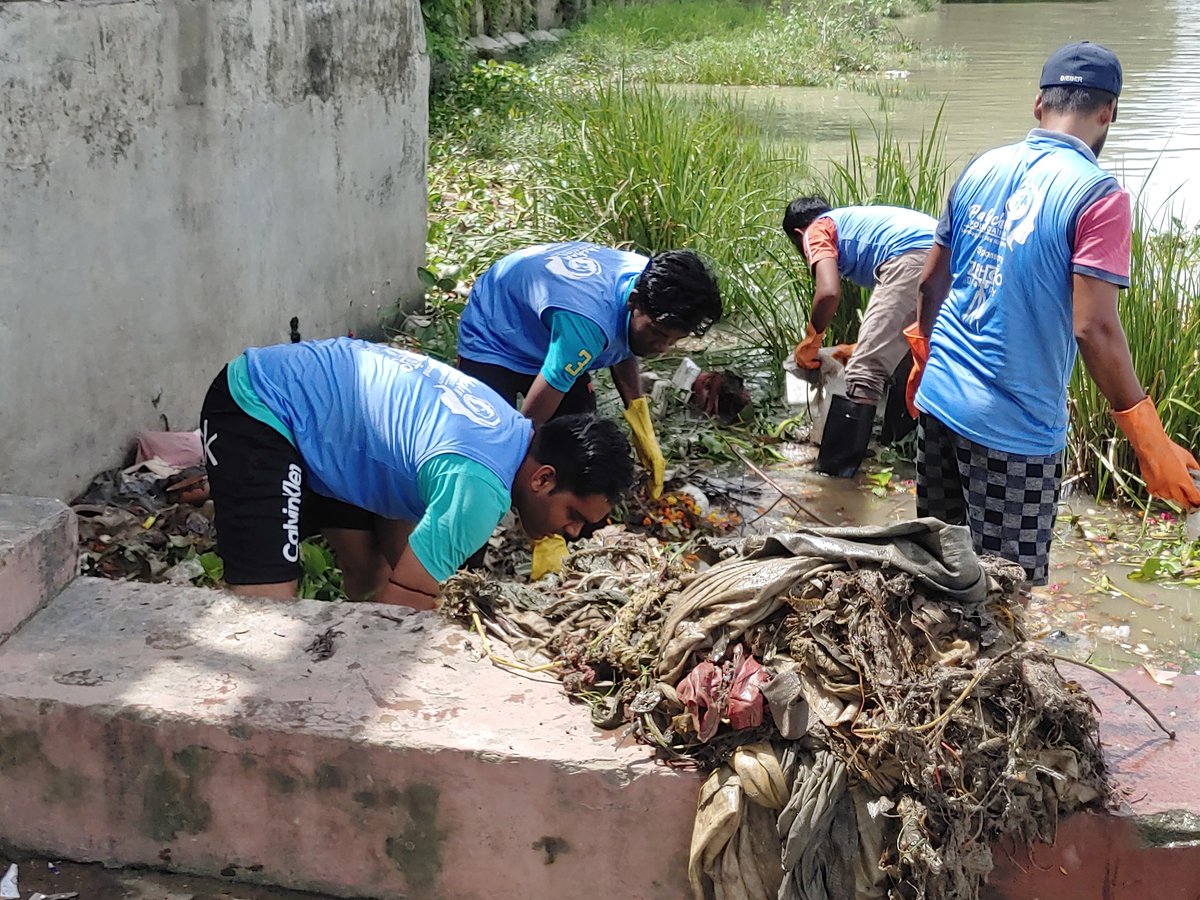 Pahchanfoundat1's tweet photo. #InsanTeriGangaMaily
#week80
Clean up drive.
Volunteers of the organization collected almost 90 Kg of garbage today....https://t.co/0N0neXYeV2
#hellopahchanfoundation - 7044449199
#Pahchanfoundation #SaveGanga #SDGs #Goal13 #ClimateAction #Goal14 #Kolkata #WestBengal #india https://t.co/EOU3QWhjX8