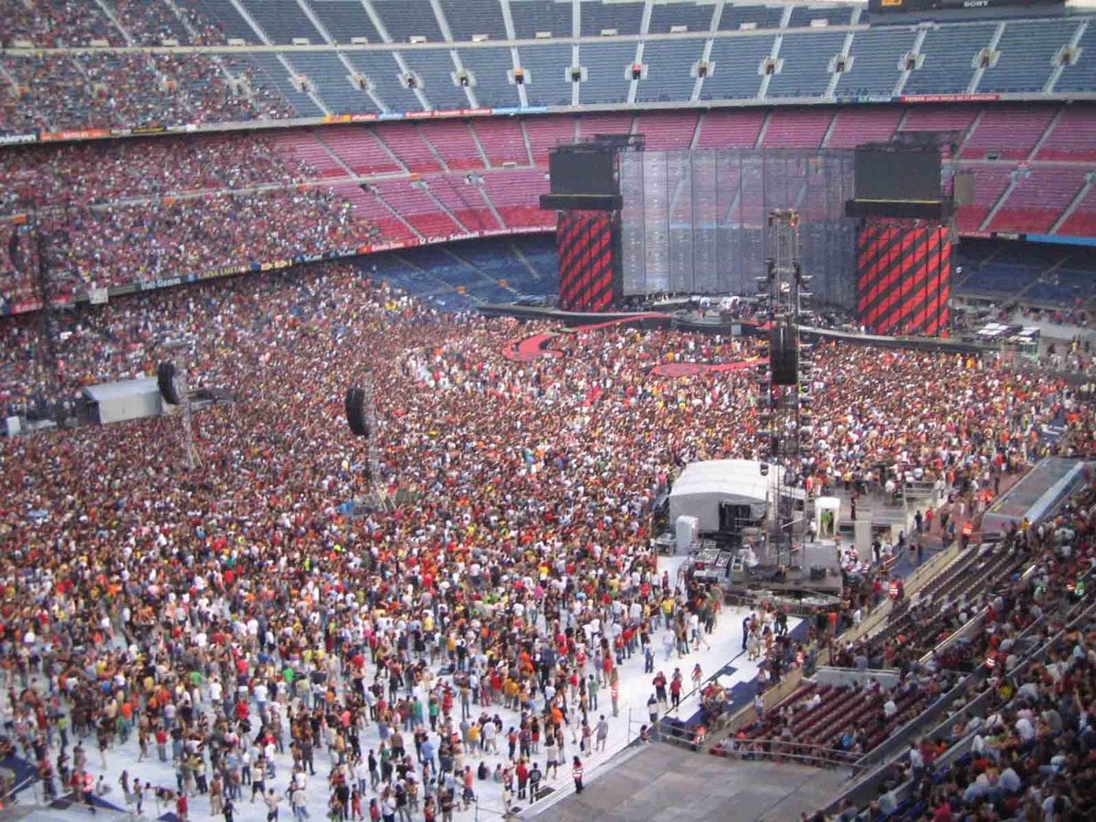 U2Valencia's tweet photo. Aspecto del Camp Nou previo al inicio del concierto de #U2 en su gira #VertigoTour el 7 de Agosto de 2005 con @KaiserChiefs y #Keane como teloneros https://t.co/mpEwFhMIKf