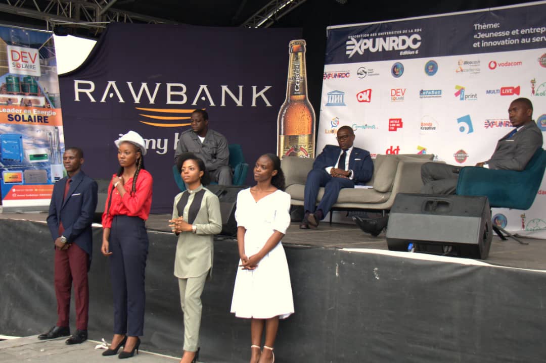 michaelbakemba2's tweet photo. #RDC/EXPUNRDC: En sa qualité d'Ambassadeur de la paix pour la jeunesse dans la région de grands lacs, Serge BAHATI évoque la pertinence d'encadrer les jeunes congolais dans l'entrepreneuriat.@BunkuluYves
@PatrickMuyaya @TinaSalama2 https://t.co/isEqcgG3Np