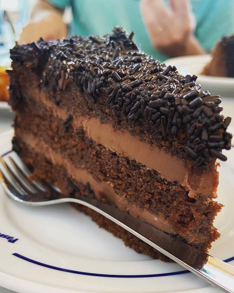 eucomi's tweet image. 🍰 BOLO DE CHOCOLATE &amp;amp; BRIGADEIRO
💸 €1,60 ⭐️ Nota: 10

📜 Nem só de pastel de nata se vive na casa do Pastel de Belém, aqui en Lisboa; tem diversos outros doces, e essa fatia de bolo de brigadeiro é maravilhosa: bem estilo brasileiro, com a massa de ch… instagr.am/p/Cg9CqLJt1K1/