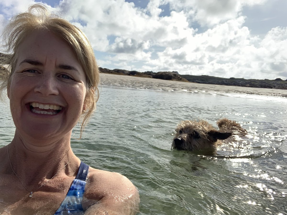 Ellebelles1's tweet image. Ag snámh le mo madra Molly #MhuighInís #inné ❤️