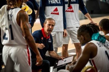 Metropolitans92's tweet photo. L’Équipe de France lance aujourd’hui (17h00 Bein Sports) un été studieux en amical face aux Pays-Bas à la @Kindarena de Rouen.
#VincentCollet – notre coach et celui des Bleus depuis 2009 - vise l'Eurobasket (1er-18 Septembre). Le club souhaite un bel été à Vincent et aux Bleus. https://t.co/Qo0SR9YpAY