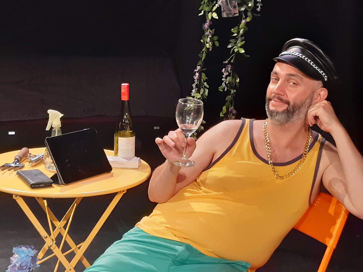 Showing Tonight at #TheHenChickens MUST SEE SHOW!!Experience a rollercoaster of emotions in this one man show based on a true life story. Set in a Rainbow Garden Sam Tully’s moving performance will bring you to tears &amp; laughter! “Passionate,thought-provoking, wonderfully funny 😂