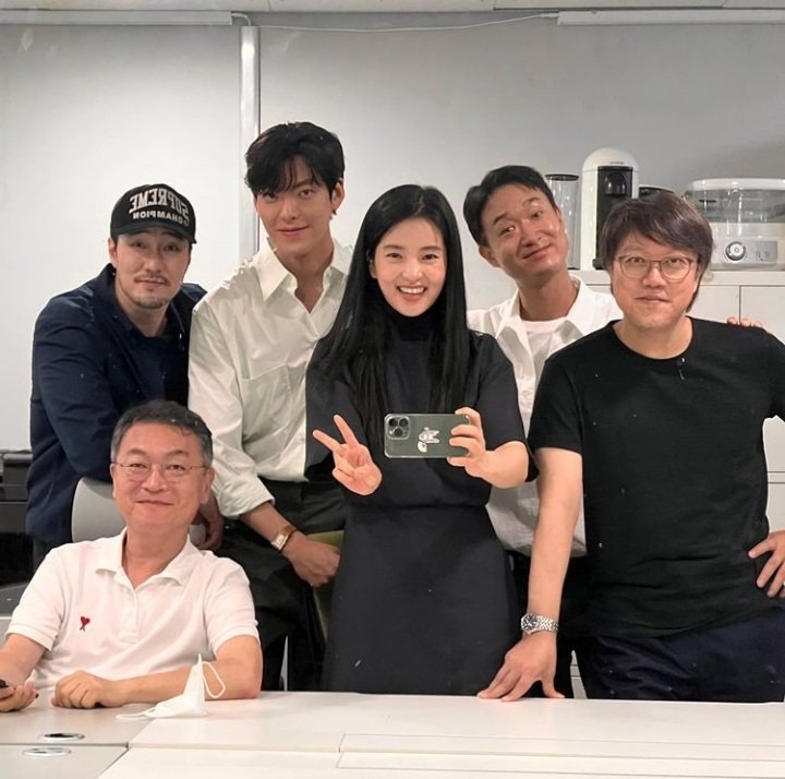 Foto de #KimTaeRi en Ig con sus compañeros de la película #Alienoid   #SoJiSub #KimWooBin #JoWooJin #KimEuiSung y el director #ChoiDongHoon. ✨