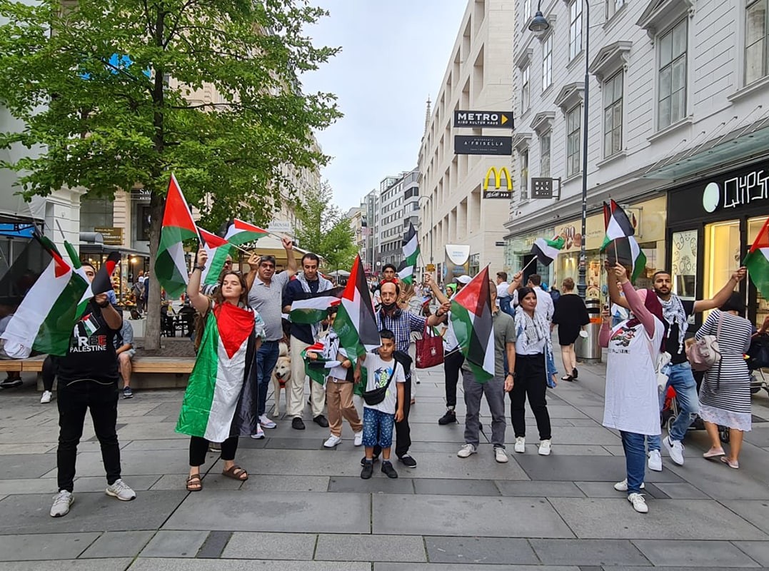 Gazamediaa's tweet photo. Foto |  Demo Kemarahan Massa di Ibu kota Austria, Wina, Dukung Gaza dan Tolak Agresi  Brutal Dadakan "Israel". (7/8/2022).
- - -
Activists from the Austrian capital Vienna take to the streets to express their rejection of the Israeli aggression on #Gaza.

#GazaUnderAttack https://t.co/eNl9j4qJiJ