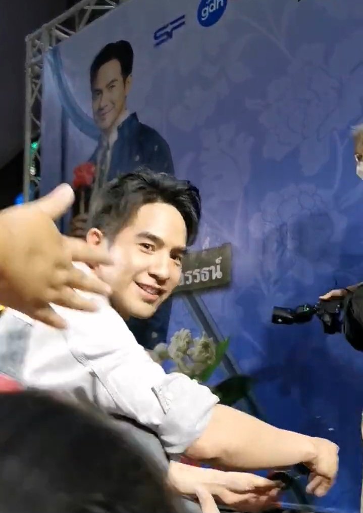 somben4's tweet photo. วันนี้พปน่าจะมีความสุขมากดูจากรอยยิ้ม
#พี่ภพบุพเพ๒พบชาวโคราช 
#popezaap https://t.co/6YbVJ4Xjqx