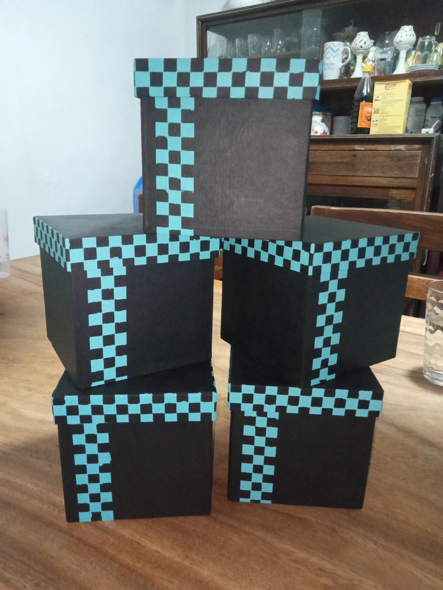 artofkimana's tweet photo. Took me... A whole 10 hours to finish painting the checkered prints on these boxes. Seeing them all stacked up like this is so much worth it💕
Finally found use on thise washi tapes I've been saving haha^^
#MYSTBOXJack slowly building up. https://t.co/ciayNnhMbS