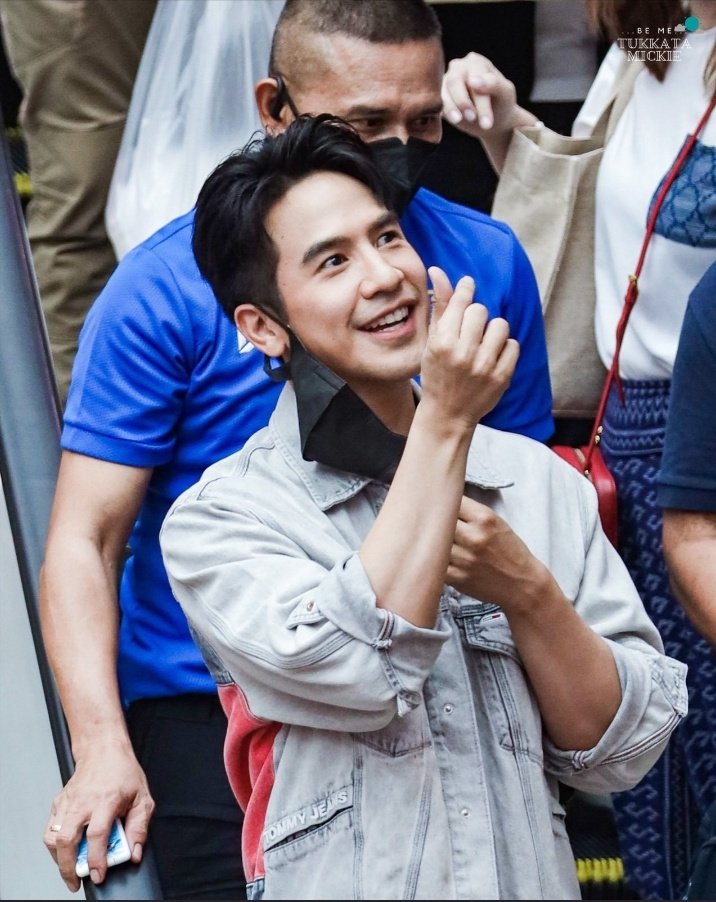 somben4's tweet photo. วันนี้พปน่าจะมีความสุขมากดูจากรอยยิ้ม
#พี่ภพบุพเพ๒พบชาวโคราช 
#popezaap https://t.co/6YbVJ4Xjqx