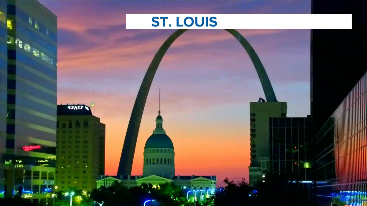 tvalwx's tweet image. One of the prettiest sunrises I have ever seen, what a show in the sky 🌅 #STLWeather