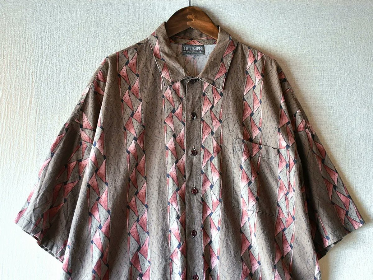 Rinceaux1's tweet photo. 【 used 】TRIUMPH OF CALIFORNIA usa s/s shirts 
(XL) KHAKI GREEN

#rinceaux
#usashirts
#artfashion
#designshirts
#ランソー
#京都古着
#古着ネットショップ
#古着オンラインショップ
#古着シャツ
#柄シャツ
#デザインシャツ
#レトロシャツ
#古着ファッション
#ストリートファッション https://t.co/aGBkfOmqgS