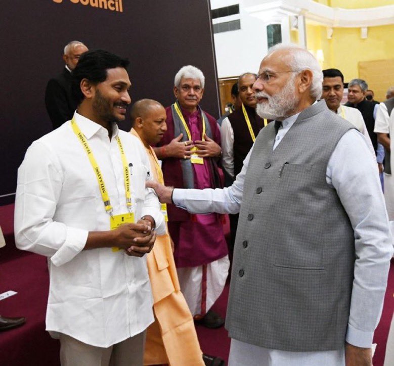 andhrascribe's tweet photo. 3అంగుళాలు మందం ఉన్న చెప్పులు వేసుకున్న కూడా Modi కన్నా పొట్టోడు ఈ 6 అడుగుల #Bhosdike బట్ట గాడు https://t.co/6p3Ue2M1Mv