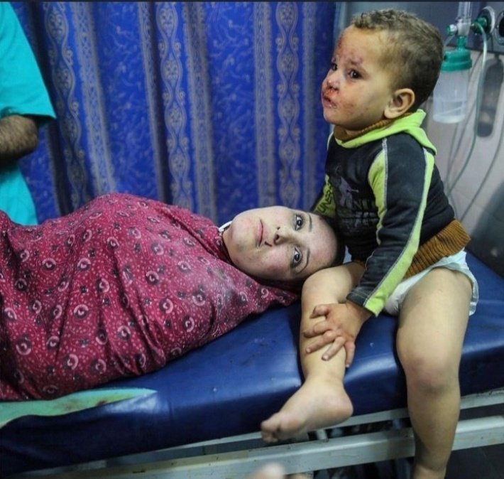 DrIdreshi's tweet photo. #SaveHumanity #SaveMankind 
The child thinks his mother is alive, but the truth is she is dead 😢😥😭 #GazaUndarAttack 
Ya Allah Save Muslim Ummah https://t.co/bHTxvO6cOD