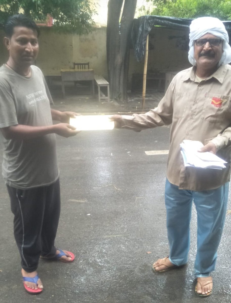 pmgbareilly's tweet photo. #Rakshabandhan के पावन पर्व पर भाई बहन के प्यार को राखी लिफ़ाफ़ों के रूप में पहुंचाते हुए आज रविवार को मेरठ मंडल द्वारा 8735 राखी लिफाफे वितरित किये गए।साथ ही #HarGharTiranga अभियान में तिरंगे भी वितरित किये गए।
@IndiaPostOffice
@cpmgup @AshwiniVaishnaw @devusinh https://t.co/POOq5JWaYJ