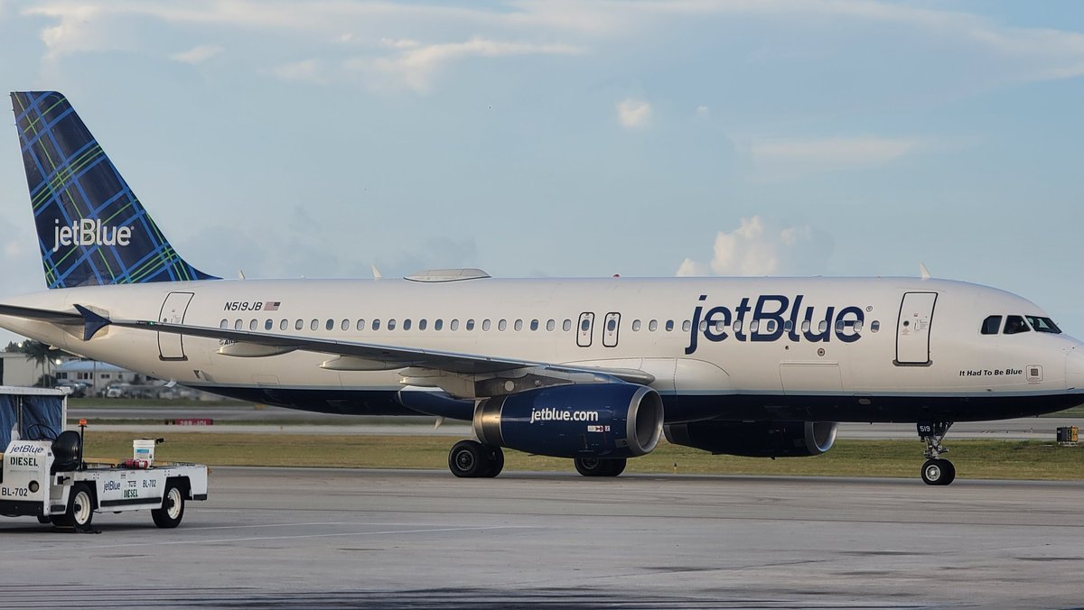 TheHubSports's tweet photo. Can't stop, won't stop!! It's a Superb Sunday and the PBI Super Team is Rocking again today. Another 💯 is in the books. My Team Rocks!! Have an amazing day everyone!! #teamb6pbi #yesjetblue @HelloJetBlue @jetblue @flyPBI #jetbluesofly @YQRamos https://t.co/X0D0Am67xt