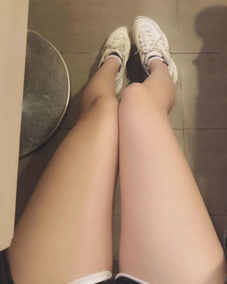 catsweetgu's tweet photo. 喜欢穿着的还是光着的？#原味 #原味丝袜 #原味内裤 #丝足 #萝莉 #腿控 #足控 #御姐 https://t.co/CL58wGkd7P