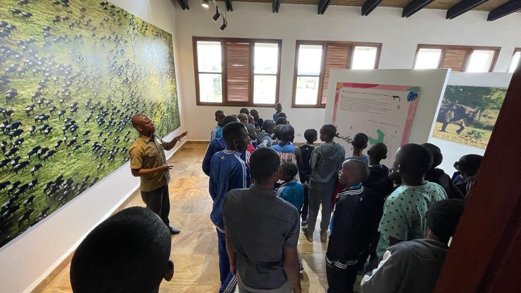 tzparks's tweet photo. Stundents learning in Serengeti Media Centre. 
Visit #SMC to know more about #serengeti national Park. https://t.co/OgkMszNbdq