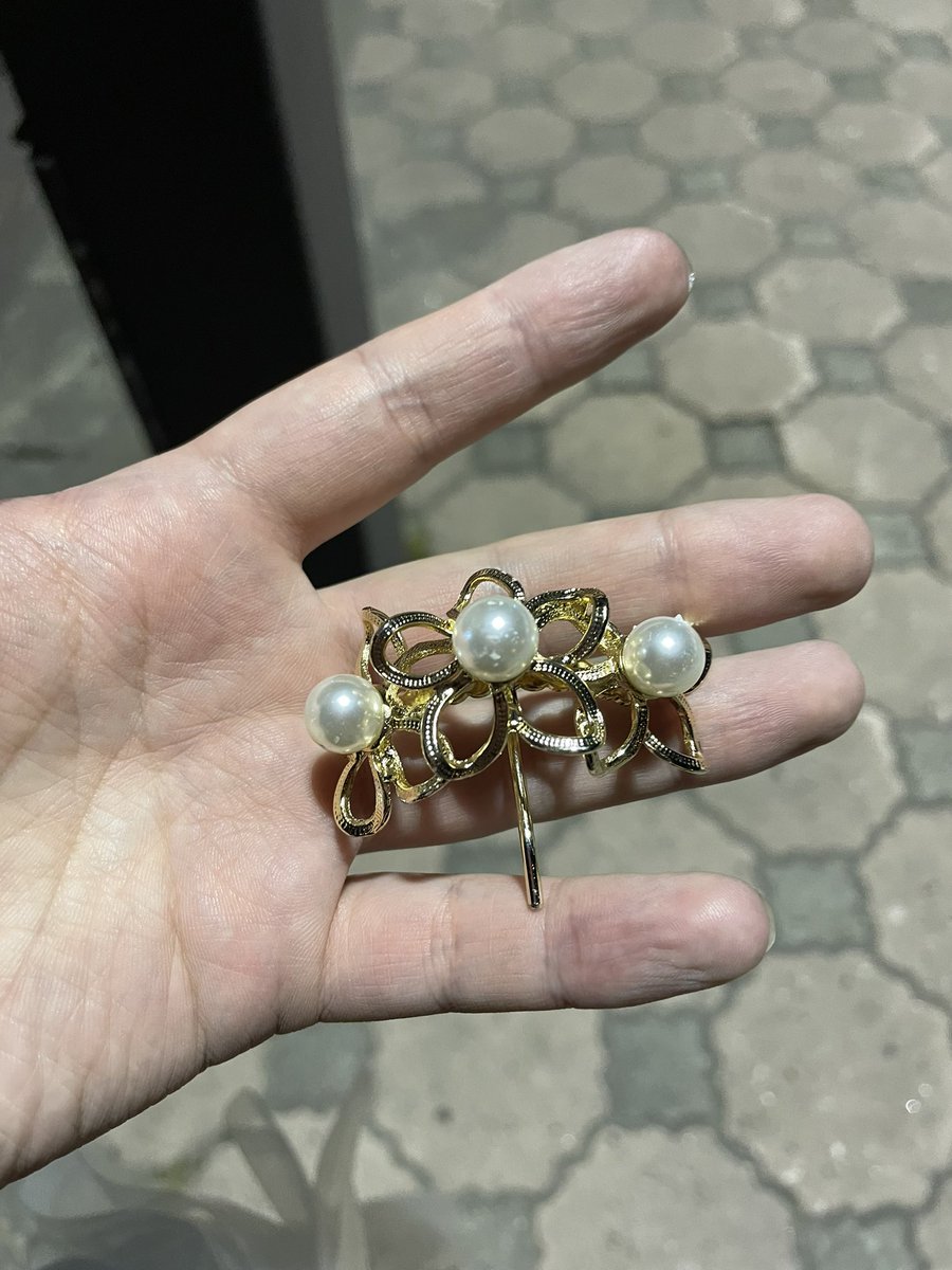 kain1333's tweet photo. 2022/08/07 19時50分ごろ
青森、ねぶた祭りの花火会場で落とし物ありました。
ねぶた小屋付近です。
女性の髪留めです。
アスパムのインフォメーションセンターに届けてあります。
#ねぶた祭り
#落とし物
#髪留め
#女性用
#アスパム https://t.co/PBJW8hC1Kz