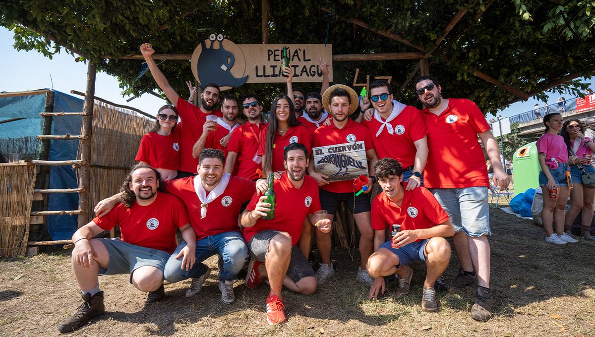 ElXiringuelu's tweet photo. 🥇CUERVÓN - Peña'l Llimiagu.
🥈CUERVO - Los Vigilantes de la Barra.
🥉CUERVÍN - El Xiringuitu.

#Familias #Romeras #Romeros
#Xiringüelu #XirinSeguro
#XuntosNelCamín #PasaVolando

Romer@s y peregrin@s, Xuntos en el camino. 👣 https://t.co/TRFzxG9Y09
