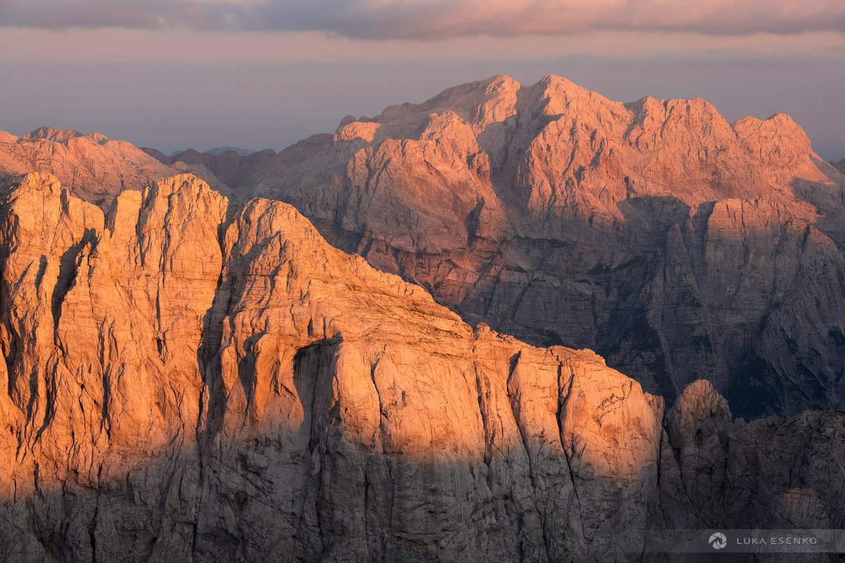 This is how a day ends at the top of #JulianAlps, #TriglavNationalPark, #Slovenia

lukaesenko.com/sunset-photogr…