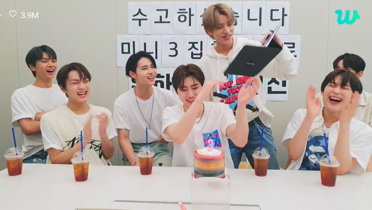 jaeyundoII's tweet photo. cutest photo sequence of jake blowing the candle and enha taking a screen capture of his face 😭 https://t.co/vphQRNWuf5