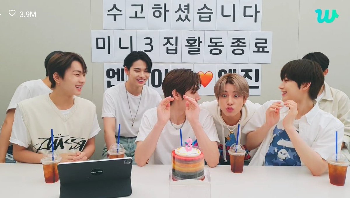jaeyundoII's tweet photo. cutest photo sequence of jake blowing the candle and enha taking a screen capture of his face 😭 https://t.co/vphQRNWuf5