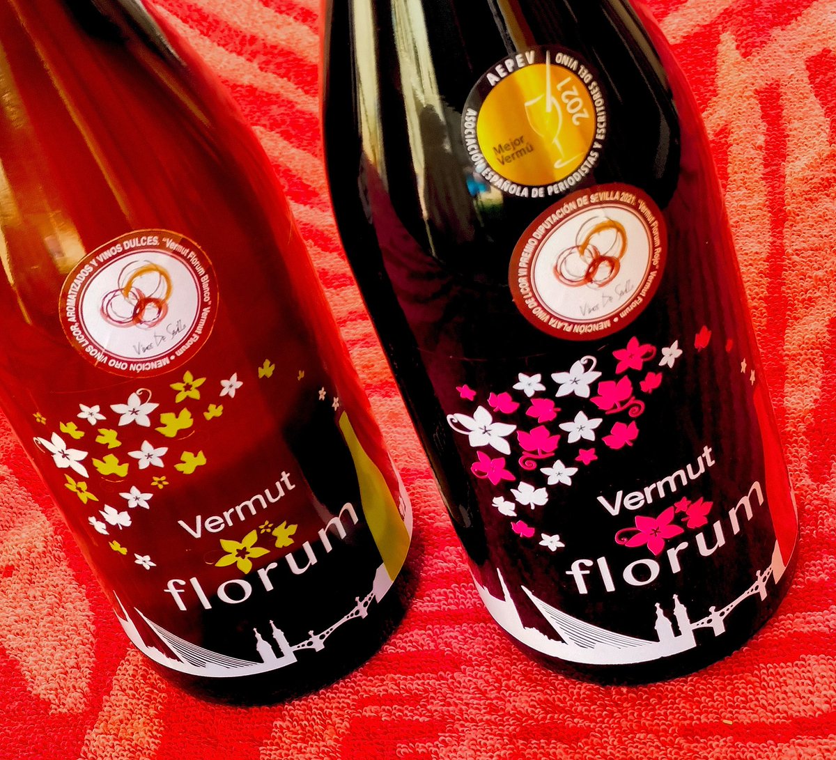 🔴 Es la hora del #APERITIVO ¡Y el cuerpo lo sabe!🔴
🥇Tenemos las 2 mejores opciones:
* VERMUT FLORUM ROJO, especiado, cítrico, intenso, agradable y persistente 🥃
* VERMUT FLORUM BLANCO, aromático, floral, herbal, fresco y equilibrado 🍸
👉¡Salud y #Vermut!👈
#Sevilla