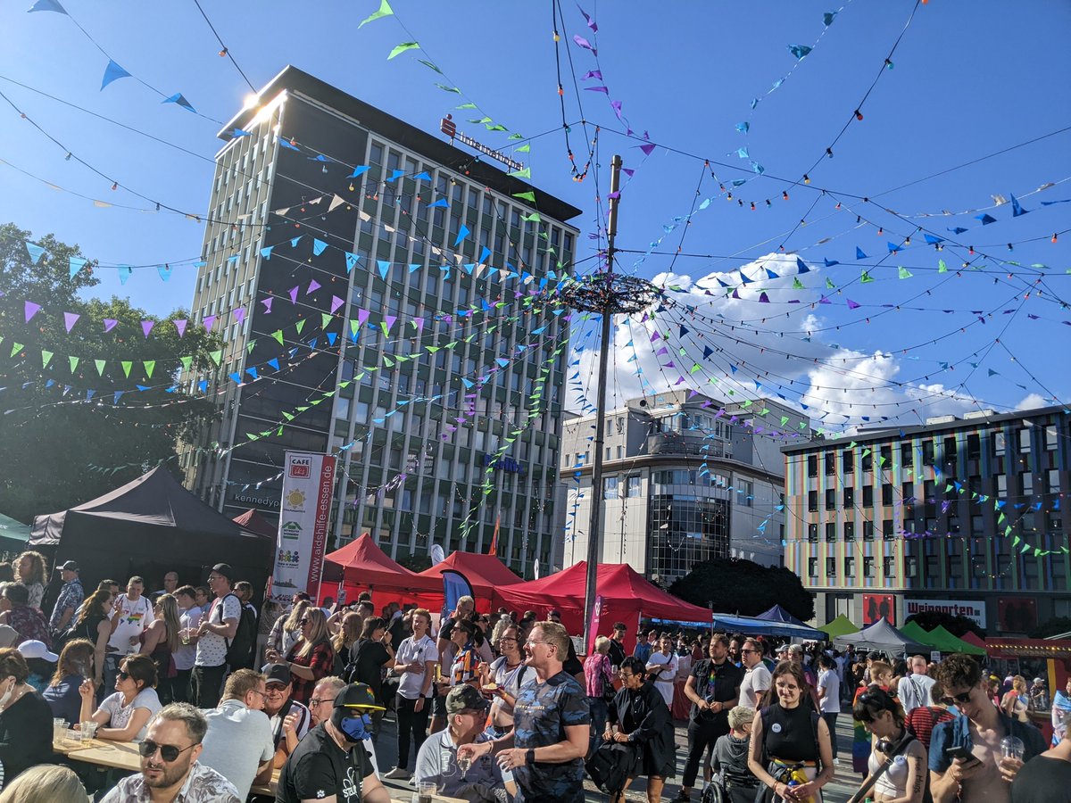 LSVD_NRW's tweet photo. „Love Will Keep Us Together“ in #Essen beim #CSDRuhr2022 ist das auf jeden Fall gelungen
@lsvd 
@LSVD_NRW
 waren gestern live dabei... #csdEssen https://t.co/OIaiuRjtEi