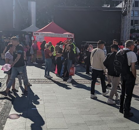 LSVD_NRW's tweet photo. „Love Will Keep Us Together“ in #Essen beim #CSDRuhr2022 ist das auf jeden Fall gelungen
@lsvd 
@LSVD_NRW
 waren gestern live dabei... #csdEssen https://t.co/OIaiuRjtEi