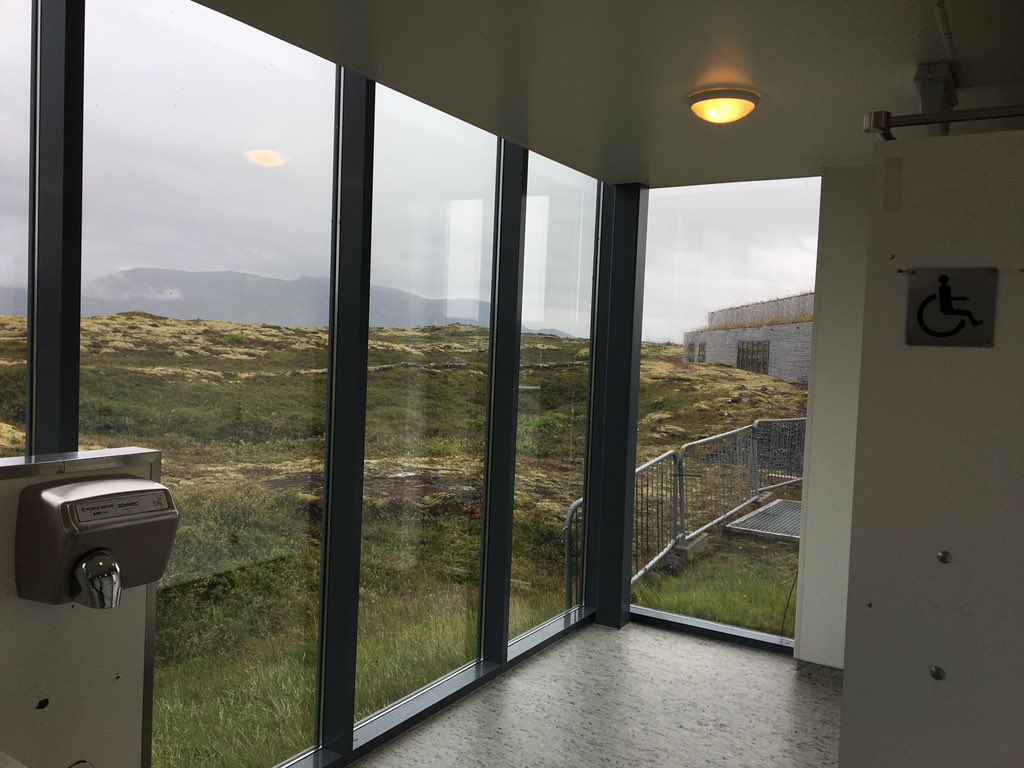 YouLean's tweet image. Toilets with a view 🚽 📸 Iceland
