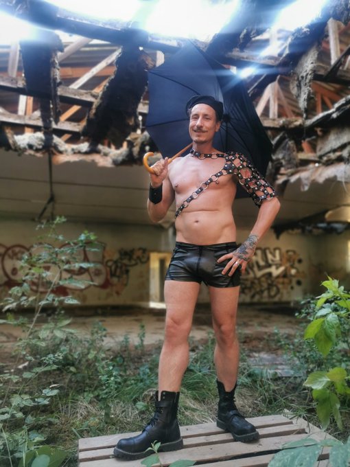 Have a great Sunday and #staykinky #hautnah #lostplace #black #boots   https://t.co/73t7U7Psx4  @InkBarbieTS<a href="/tag/staykinky"class="tags">#staykinky</a><a href="/tag/hautnah"class="tags">#hautnah</a><a href="/tag/lostplace"class="tags">#lostplace</a><a href="/tag/black"class="tags"><span>#black</span></a><a href="/tag/boots"class="tags"><span>#boots</span></a>