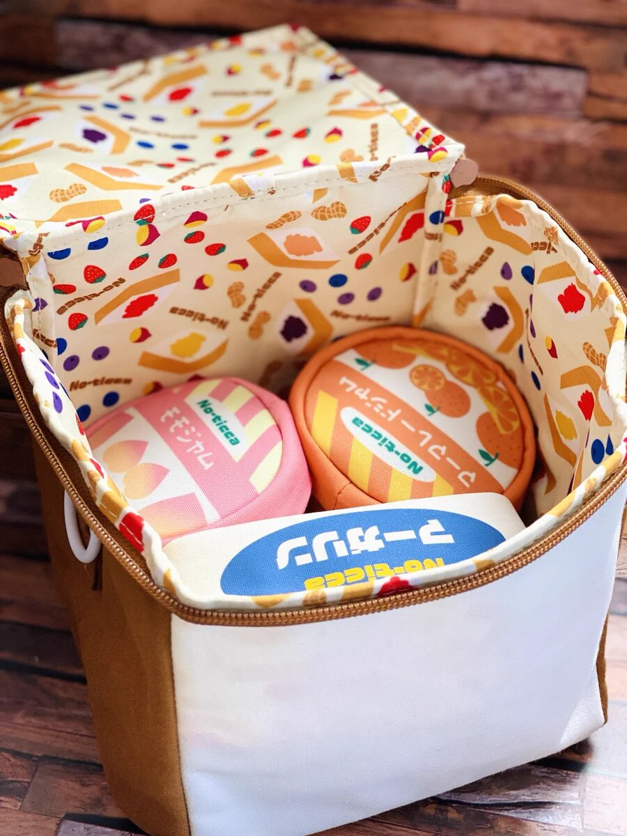 一斤食パンのショルダーバッグ！？インパクトが強すぎる