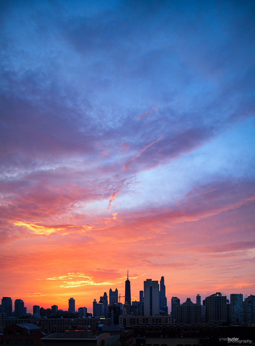 barrybutler9's tweet image. It&apos;s Sunday...and in its own glory.  #weather #sunrise #chicago #ilwx #news